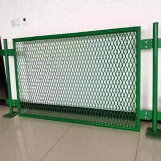 護(hù)欄網(wǎng)表面浸塑有什么好處？