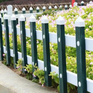 草坪周邊的鋅鋼圍欄