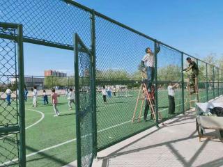 公園的籃球場圍網(wǎng)!